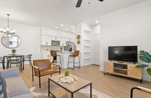 Glendale Sports and Entertainment District Apartment | CozySuites Glendale by the stadium with pool 13