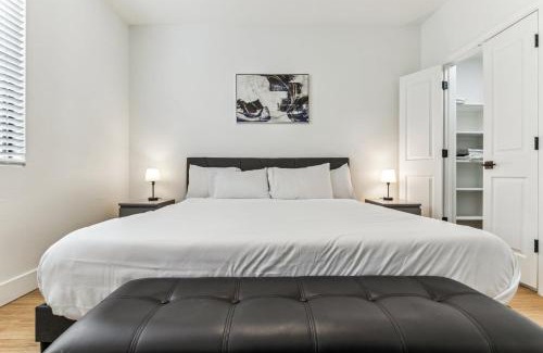 Glendale Sports and Entertainment District Apartment | CozySuites Glendale by the stadium with pool 21