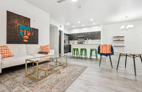 Glendale Sports and Entertainment District Apartment | CozySuites Glendale by the stadium with pool 31