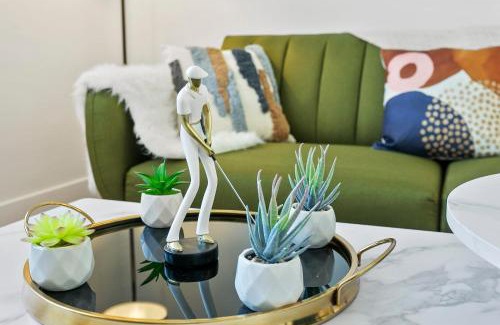 Glendale Sports and Entertainment District Apartment | CozySuites Glendale by the stadium with pool 01