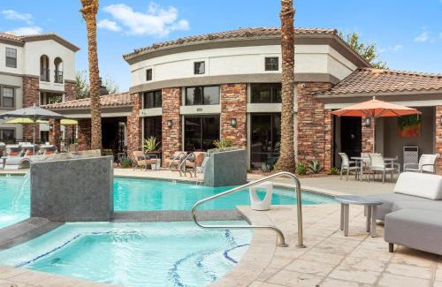 Glendale Sports and Entertainment District Apartment | CozySuites Glendale by the stadium with pool 10