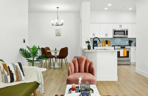 Glendale Sports and Entertainment District Apartment | CozySuites Glendale by the stadium with pool 10