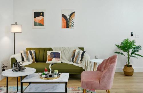 Glendale Sports and Entertainment District Apartment | CozySuites Glendale by the stadium with pool 06
