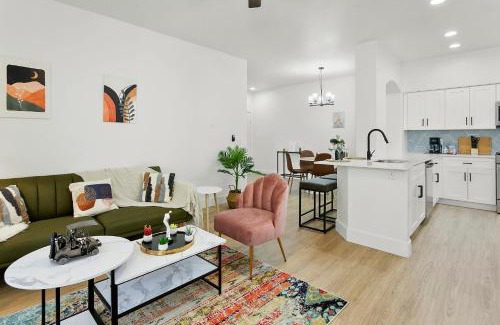 Glendale Sports and Entertainment District Apartment | CozySuites Glendale by the stadium w pool 07