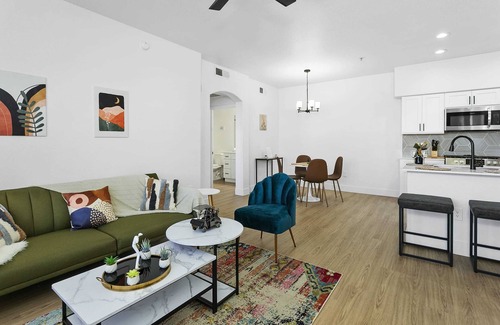 Glendale Sports and Entertainment District Apartment | CozySuites Glendale by the stadium with pool 01