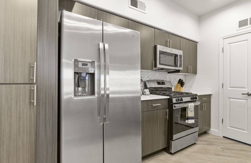Glendale Sports and Entertainment District Apartment | CozySuites Glendale by the stadium with pool! 17