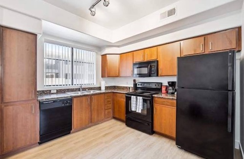 Glendale Sports and Entertainment District Apartment | CozySuites Glendale - Westgate w pool! 14