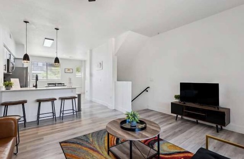 Glendale Sports and Entertainment District Apartment | CozySuites Glendale - Westgate w pool! 15