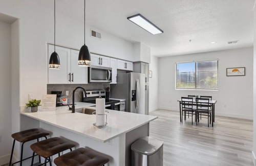 Glendale Sports and Entertainment District Apartment | CozySuites Glendale - Westgate w pool! 15