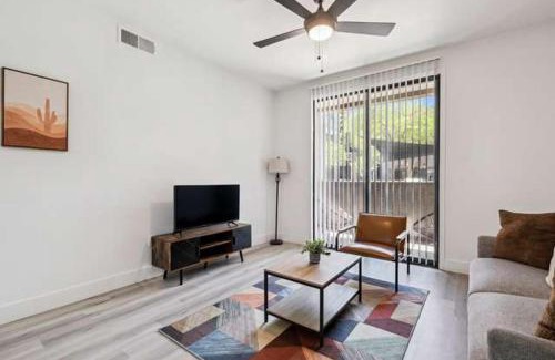 Glendale Sports and Entertainment District Apartment | CozySuites Glendale - Westgate w pool 18
