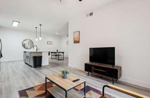 Glendale Sports and Entertainment District Apartment | CozySuites Glendale - Westgate w pool 18