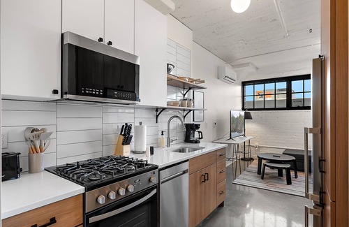 Warehouse District Apartment | CozySuites - Hall Lofts
