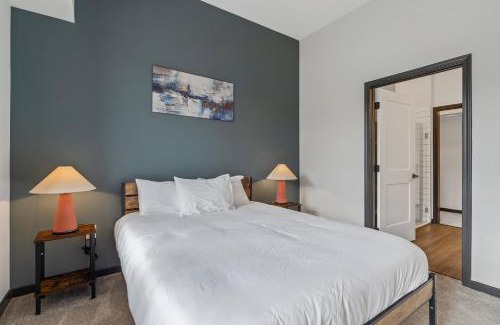 Lockerbie Square Apartment | CozySuites Mass with parking lounge & roof deck #23