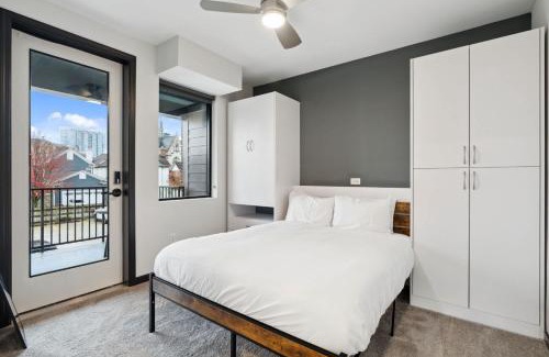 Lockerbie Square Apartment | CozySuites Mass with parking lounge & roof deck #23