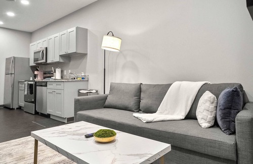 Cultural District Apartment | CozySuites Modern 1BR in Downtown Pitts 8