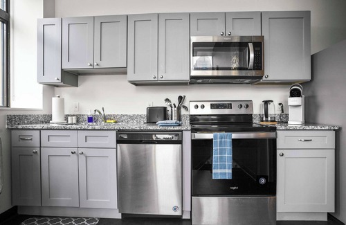 Cultural District Apartment | CozySuites Modern 1BR in Downtown Pitts 12