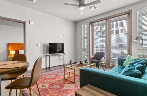 Downtown Phoenix Apartment | Cozysuites PHX RORO Gym Pool Pets Parking #13