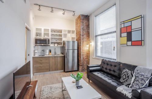 Downtown Cincinnati Apartment | CozySuites Sky Central #15