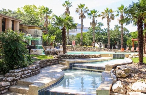 Barton Hills Apartment | Cozysuites Studio Skyline Barton Creek 282