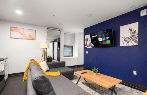 Cultural District Apartment | CozySuites Stunning 1BR in Downtown Pitts #2