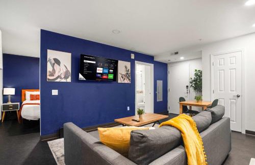 Cultural District Apartment | CozySuites Stunning 1BR in Downtown Pitts #2