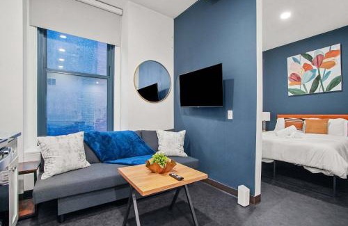 Cultural District Apartment | CozySuites Stunning 1BR in Downtown Pitts 41