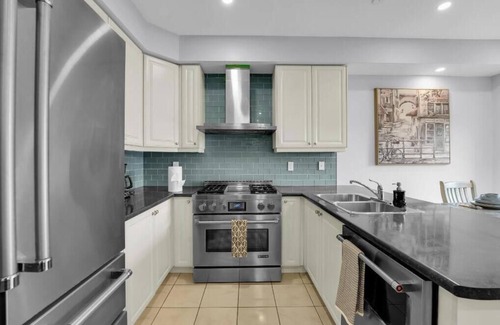 Brampton House | CozyVibe Stays: Spacious Family Friendly 3BR Townhome