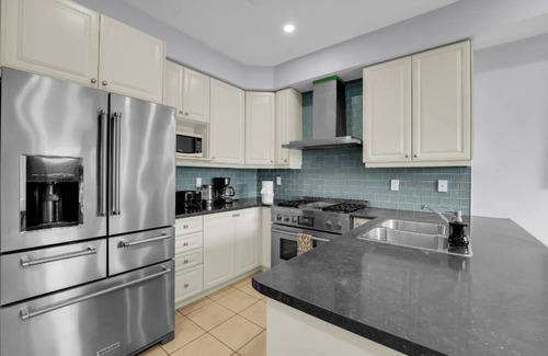Brampton House | CozyVibe Stays: Spacious Family Friendly 3BR Townhome