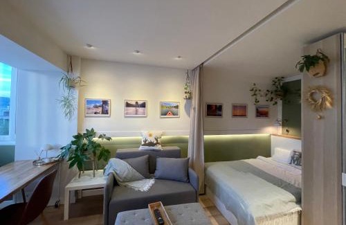 Baia Mare Apartment | CozZzy Sunset Studio