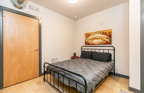 Cedar Rapids - Iowa City Apartment | CR Downtown Modern Apartment