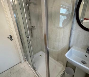 Broad Green Apartment | CR0 Midhurst Serviced Accommodation