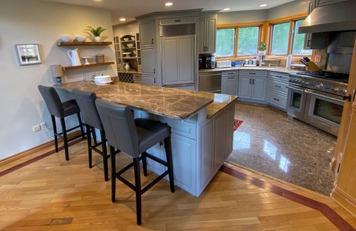 Bretton Woods House | CR1 Luxury ski-in/out, chef kitchen, AC, wifi, large deck with fire pit and Hot Tub! Pool/gym passes