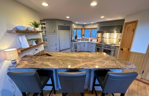 Bretton Woods House | CR1 Luxury ski-in/out, chef kitchen, AC, wifi, large deck with fire pit and Hot Tub! Pool/gym passes