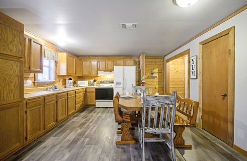 Broken Bow Cabin | CRABAPPLE COVE 2 Bedroom, sleeps 8 on Stocked fishing Pond!