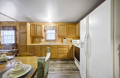 Broken Bow Cabin | CRABAPPLE COVE 2 Bedroom, sleeps 8 on Stocked fishing Pond!