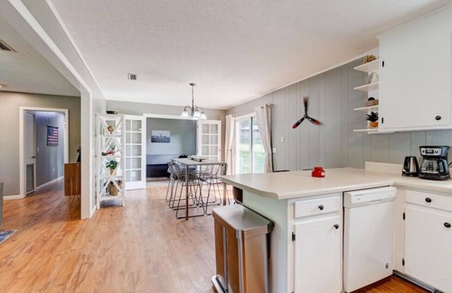 Enterprise House | Craig - Yellowleaf Alabama · High-Flying Haven: 4bd 2 bath