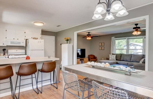 Enterprise House | Craig - Yellowleaf Alabama · High-Flying Haven: 4bd 2 bath
