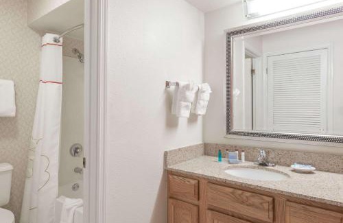 Maryland Heights Hotel | Craigshire Suites St Louis Westport Plaza