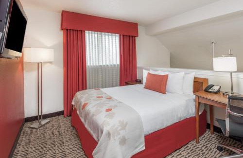 Maryland Heights Hotel | Craigshire Suites St Louis Westport Plaza