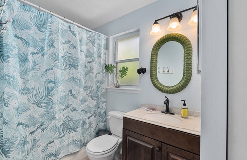 Historic Downtown Melbourne Apartment | Crane Creek Inn Mangrove Suite: Waterfront Pool!
