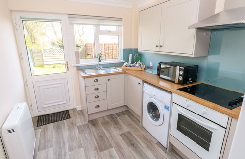 Hundleton Apartment | CRANFORD COTTAGE, pet friendly, with a garden in Pembroke