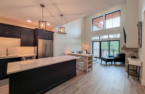 North Conway Condo | Cranmore Escape | Modern, Walk to Town, Pool!