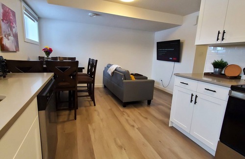 Southeast Edmonton Apartment | Crawford -Trendy 3-BR Suite, Central | Wi-Fi & TV
