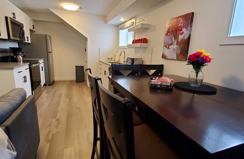 Southeast Edmonton Apartment | Crawford -Trendy 3-BR Suite, Central | Wi-Fi & TV