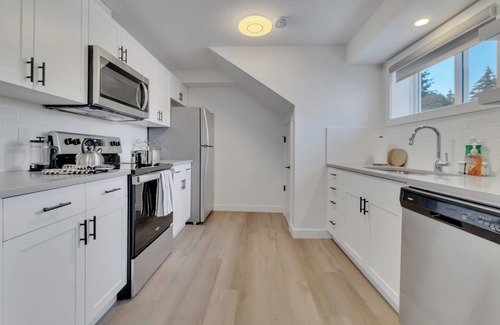 Southeast Edmonton Apartment | Crawford -Trendy 3-BR Suite, Central | Wi-Fi & TV