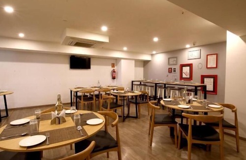 Gandhinagar Hotel | CRAYON HOTELS