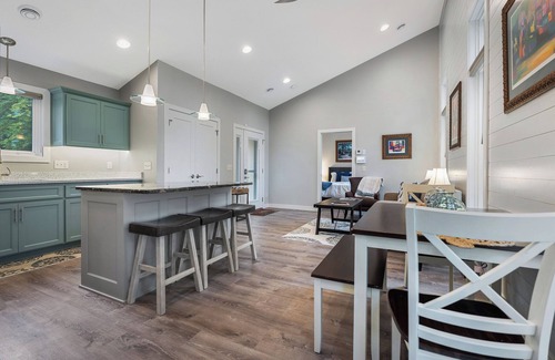 Breezy Point Cabin | Cree bay-Fire pit Grill| DogsOK
