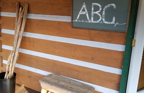 Dial Cabin | Creek!3BR3BA+Loft/!GameRoom!Slps 9!Wrap Around Deck!
