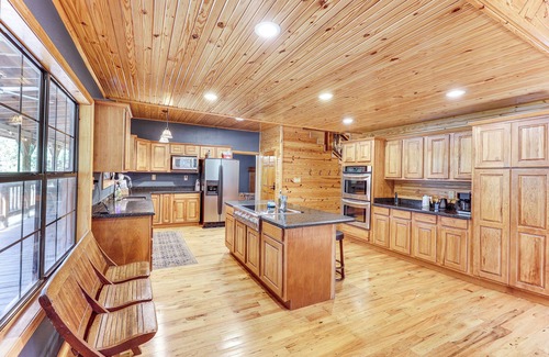 Royal Cabin | Creek Access, Games: Family-Friendly Royal Retreat