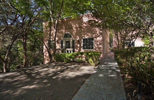 Wood Island Cottage | Creek Side Cottage near Lake Austin
